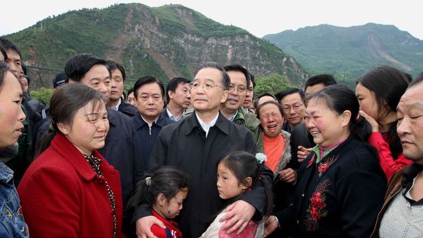 Chinese Premier Wen Jiabao (C) consoles the families in Beichuan