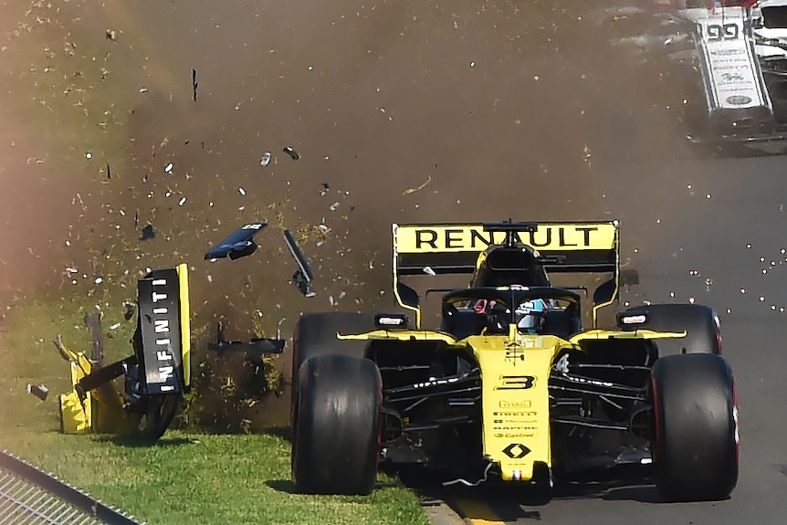 Daniel Ricciardo loses his wing