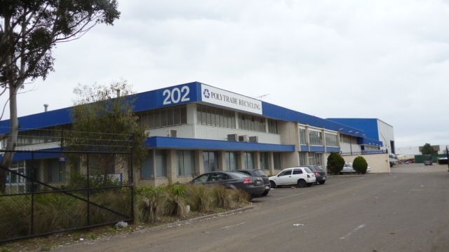 Edificio con centro de reciclaje Polytrade en el frente