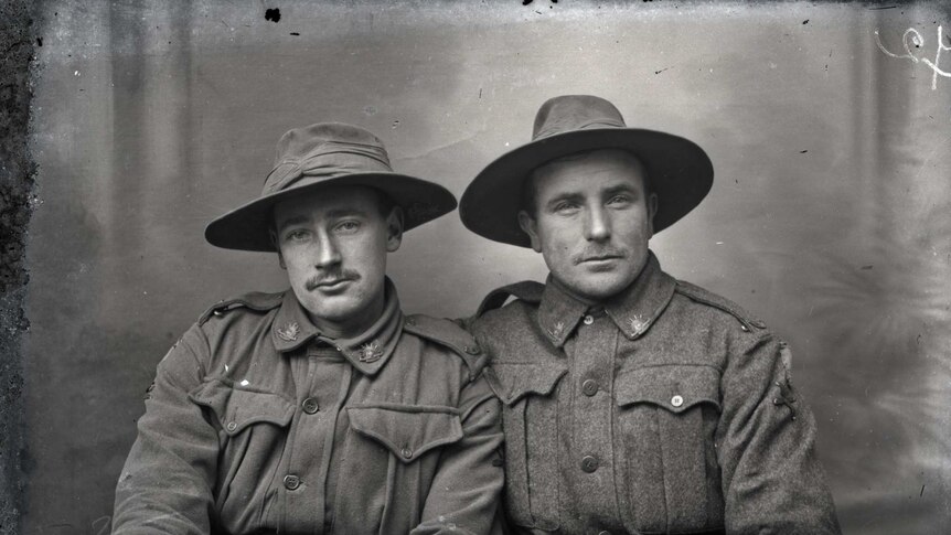 Two soldiers of the 5th Australian Division, November 1916.