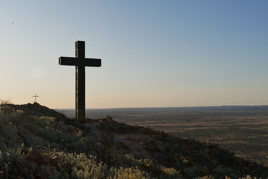 Una cruz de 20 m en la cima de una montaña en el centro de Australia.