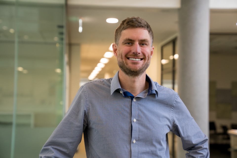 Um homem está com as mãos nos quadris.