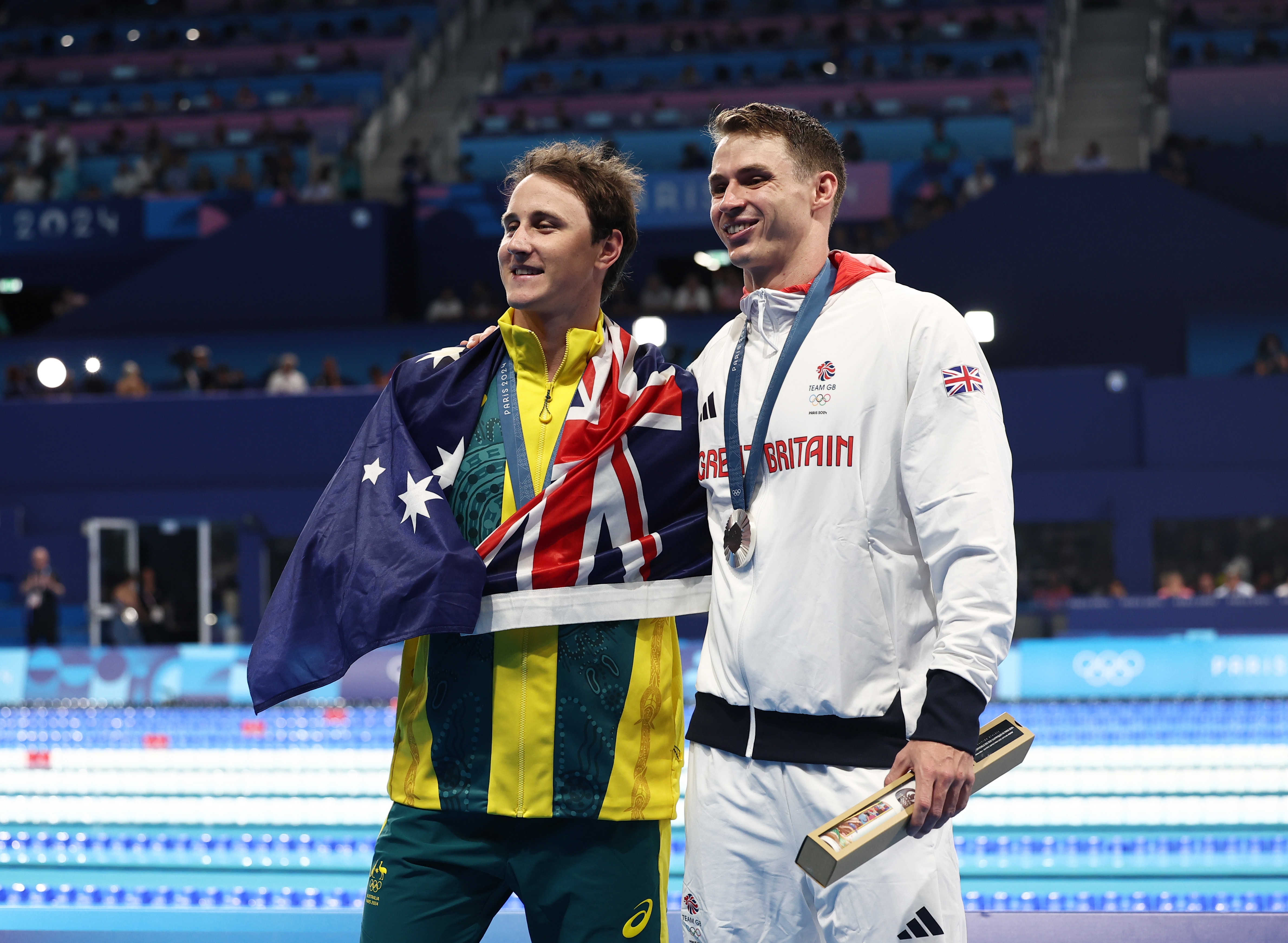 Cam McEvoy e Ben sorriem orgulhosos