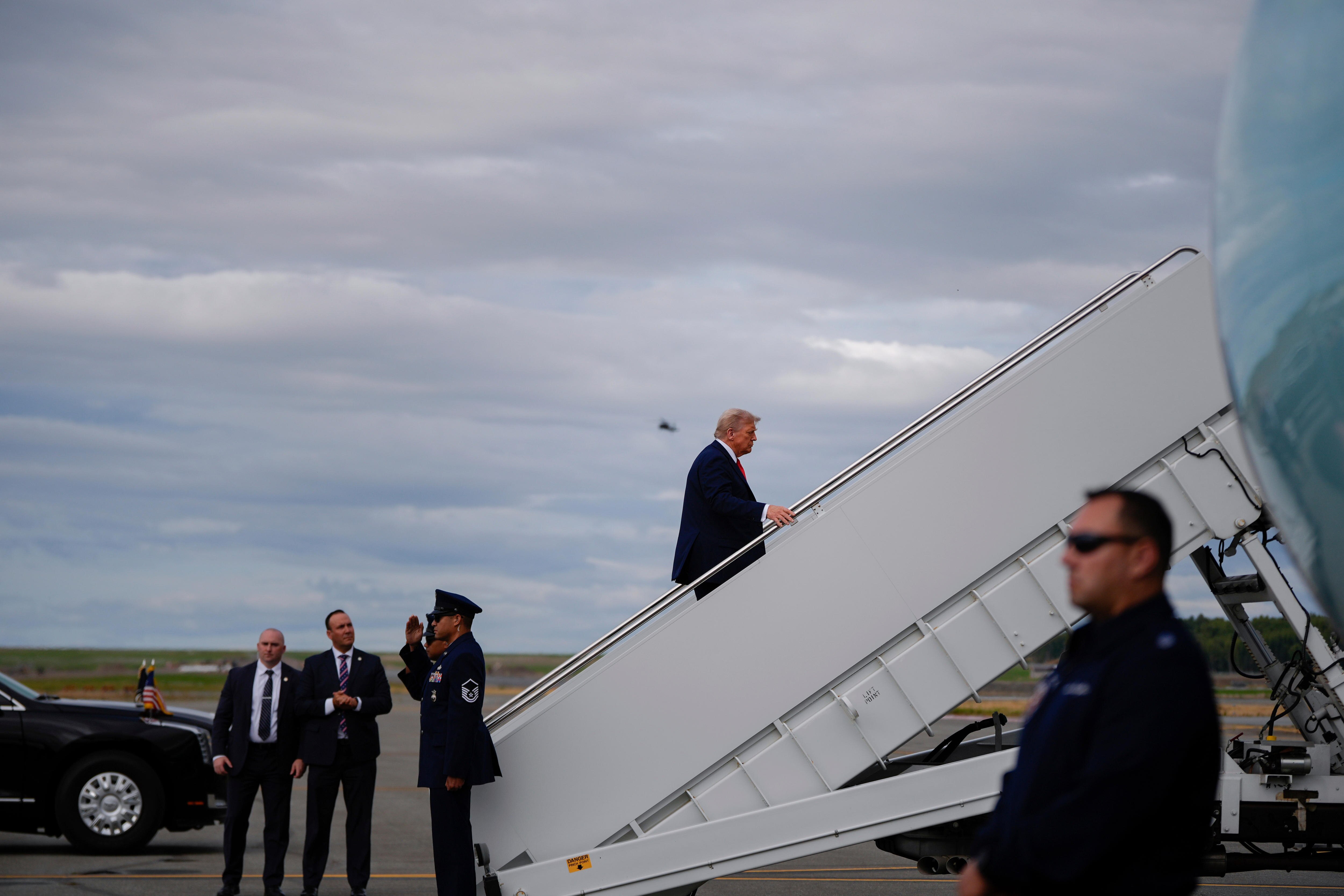 trump boarding plane
