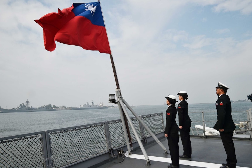 台湾海军敬礼。