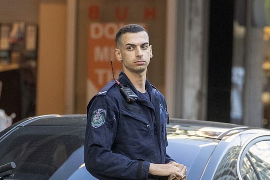 Beau Lamarre con uniforme de policía