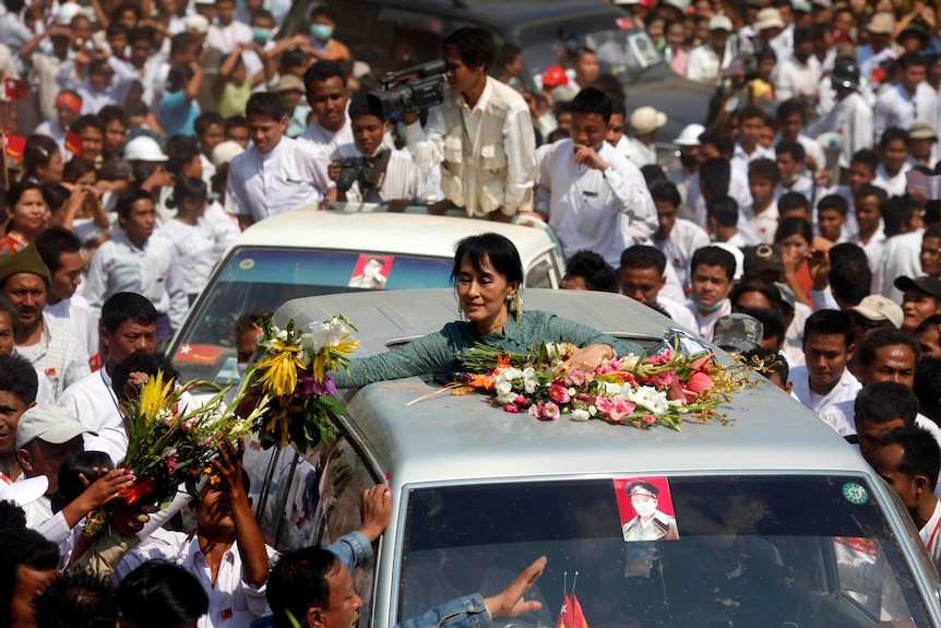 Aung San Suu Kyi greeted by supporters