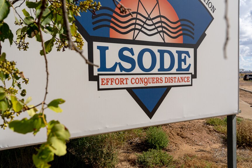 A sign that says "LSODE effort conquers distance".
