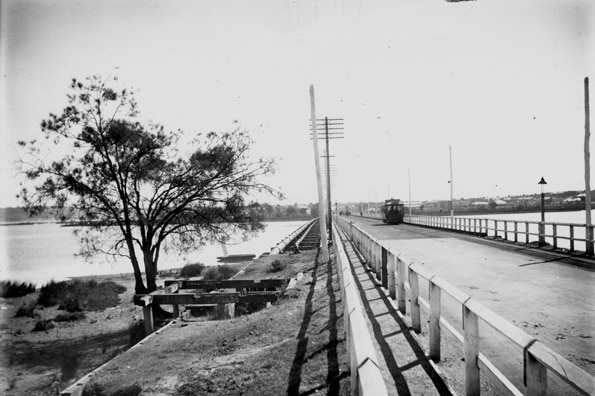 View of the Causeway, Perth looking across the bridge to Victoria Park, 1906