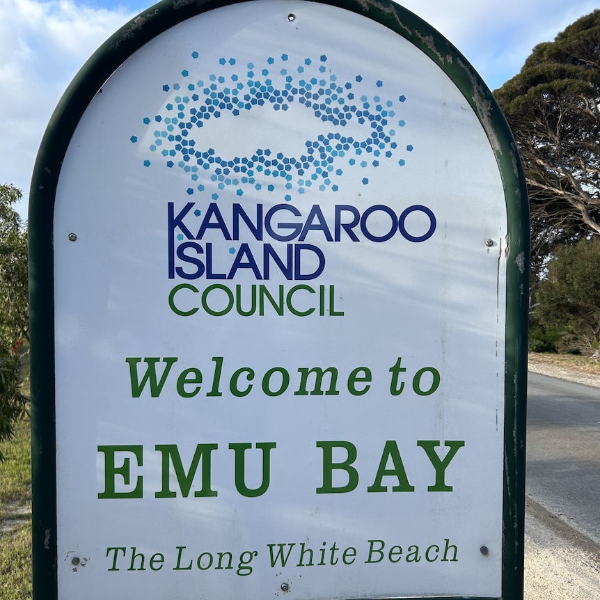 A sign welcoming people to Emu Bay 