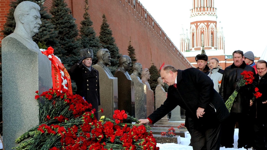 Gennady Zyuganov lays flowers at the tomb of Josef Stalin.