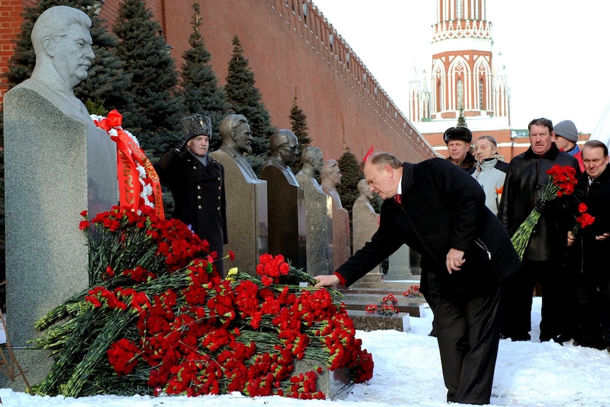 Gennady Zyuganov lays flowers at the tomb of Josef Stalin.