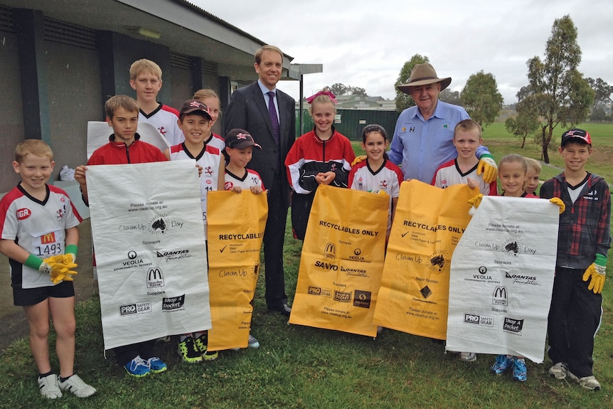 Ian Kiernan and former ACT environment minister Simon Corbell with a group of students ready to clean up.