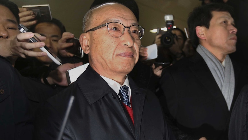 Former South Korean Health Minister Moon Hyung-pyo, center, arrives at the office of the independent counsel in Seoul.