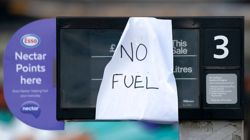 A sign on a petrol bowser saying "no fuel".