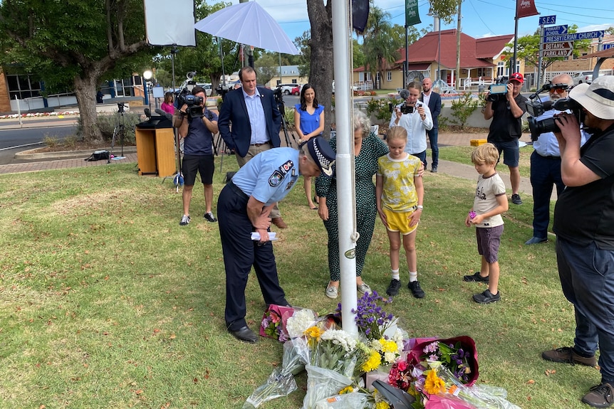 Commissioner Katarina Carroll lays flowers at the Chinchilla police station.