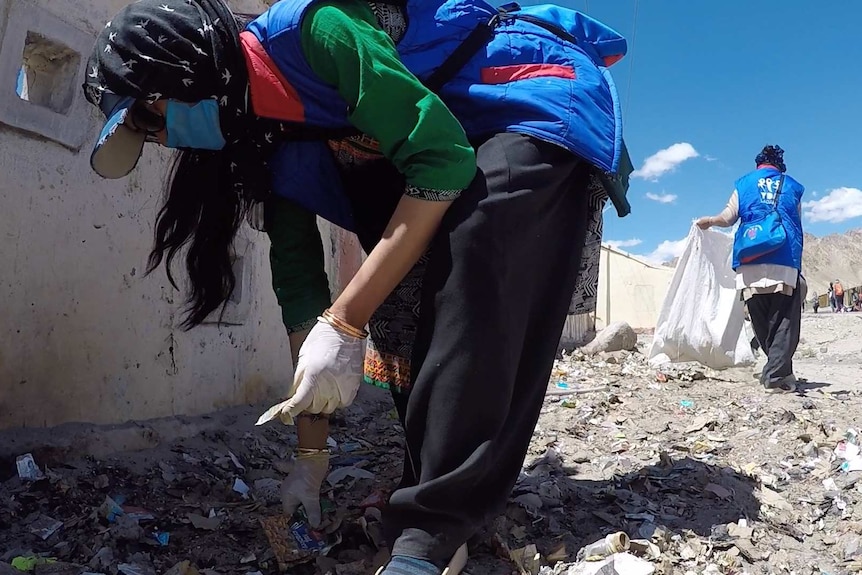 Volunteers pick up rubbish in the Himalayas