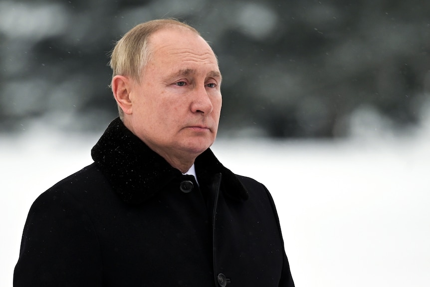 Владимир Путин стоит снаружи. 