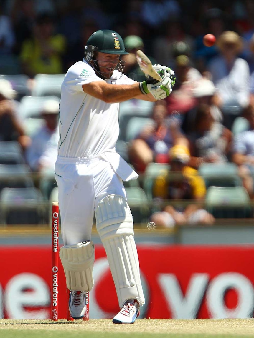 De Villiers goes on the attack in Perth