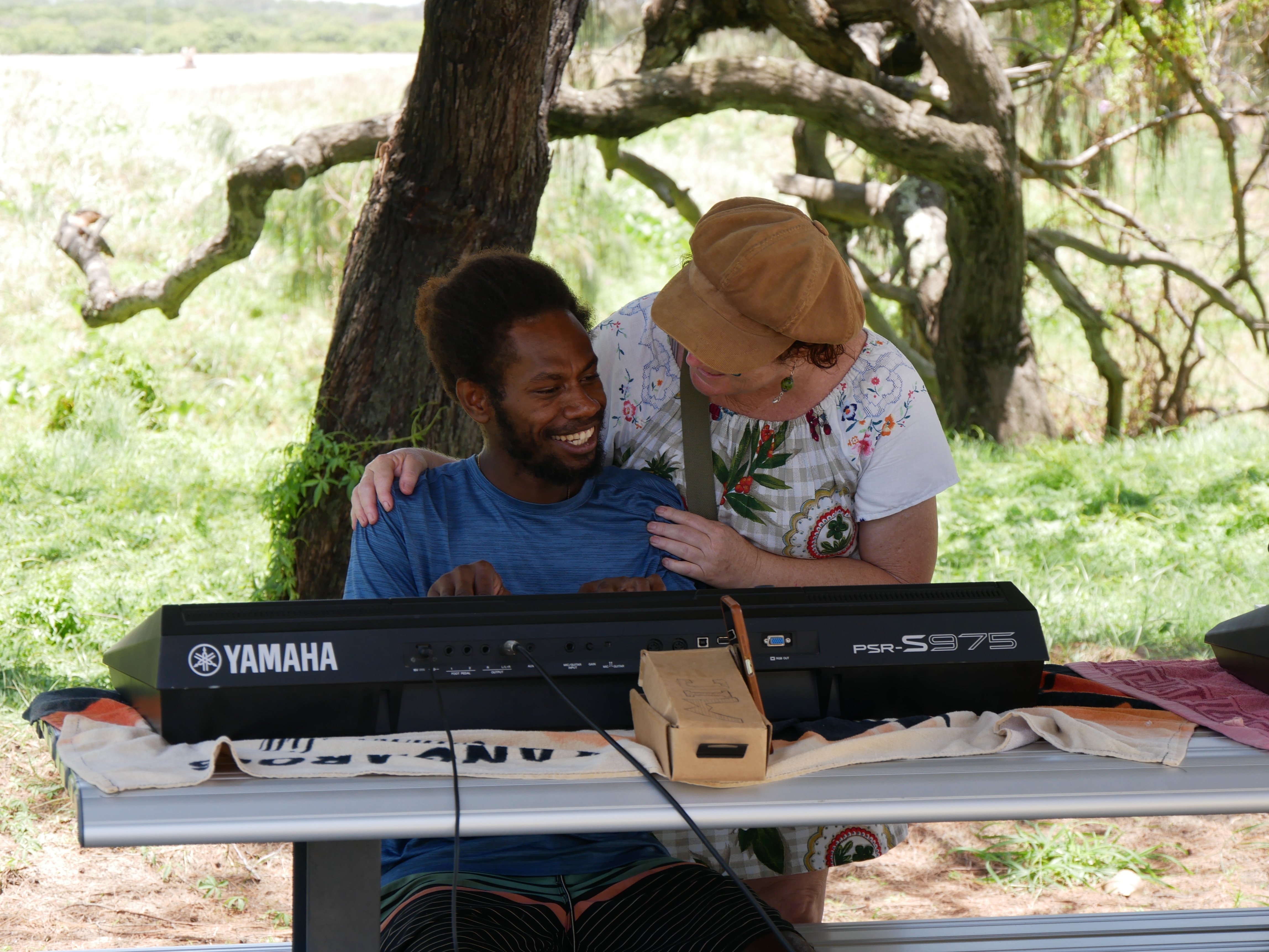 Una mujer abraza a un trabajador pacífico que toca el piano.