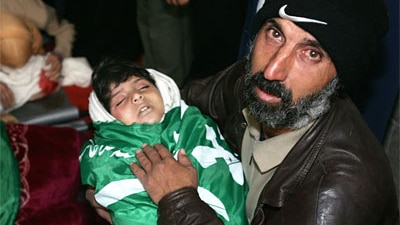 Palestinian father with his dead child (file photo)