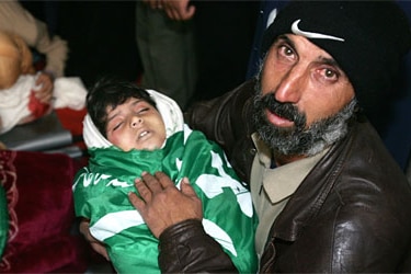 Palestinian father with his dead child (file photo)