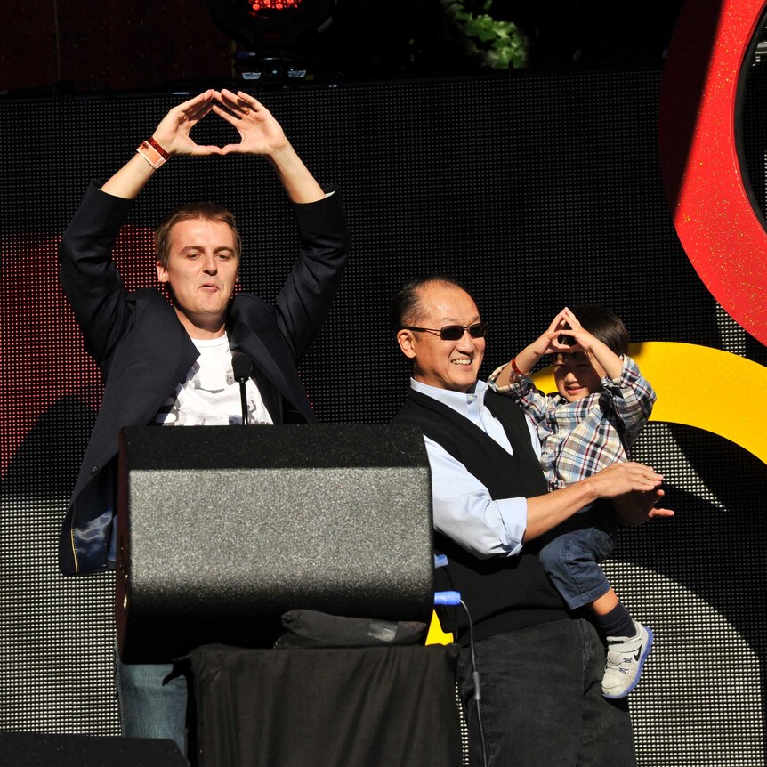Hugh Evans (left) and World Bank president Jim Yong Kim appear at the 2013 Global Citizen Festival in Central Park.