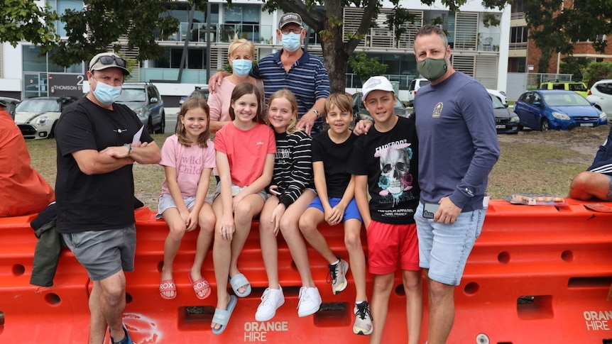 Hundreds turn COVID border barrier between Qld and NSW into a Father's Day party