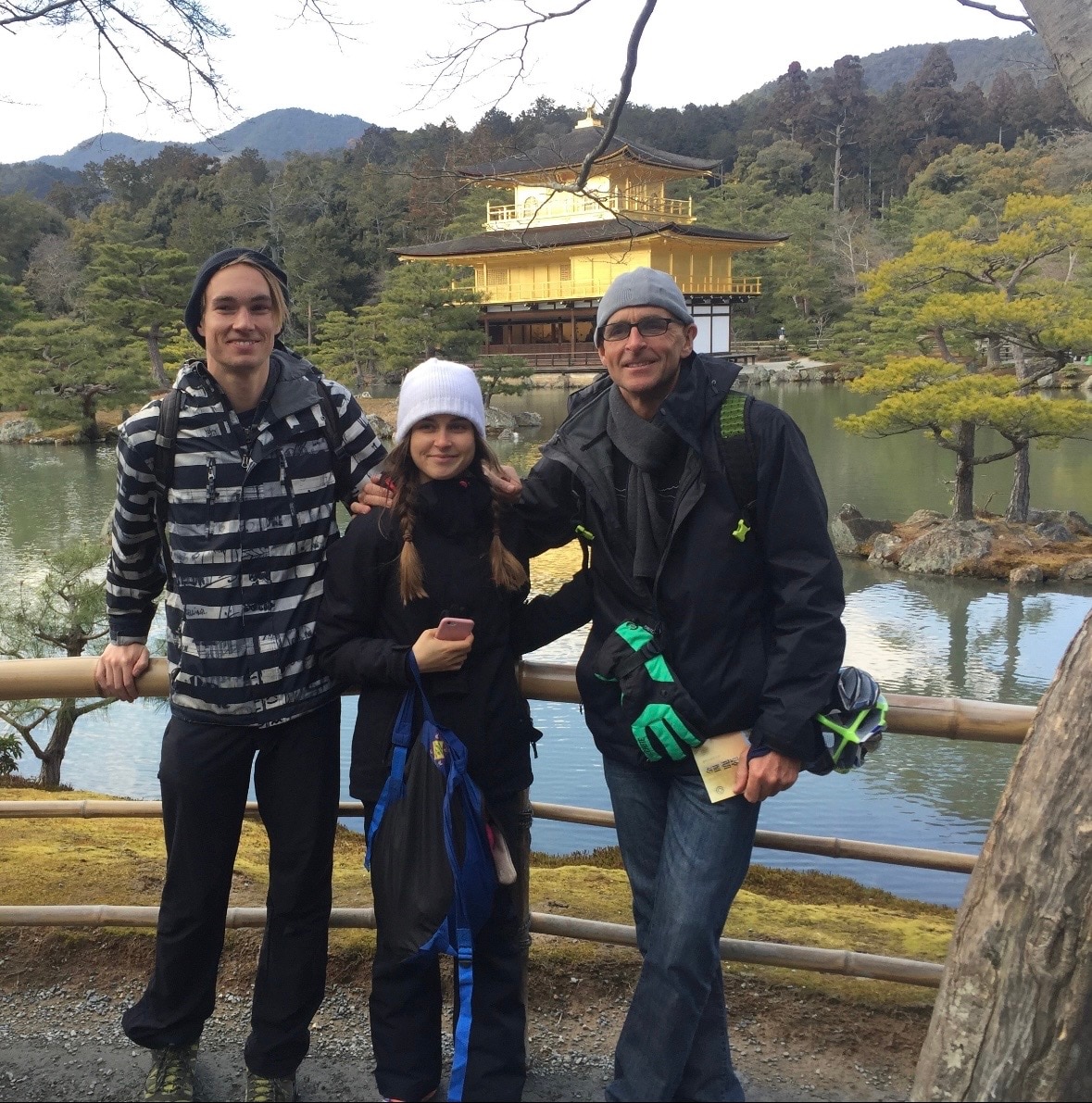 格雷格与家人站在寺庙前合影