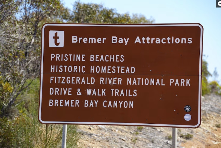 Un primer plano de un cartel marrón que decía: Atracciones de Bremer Bay