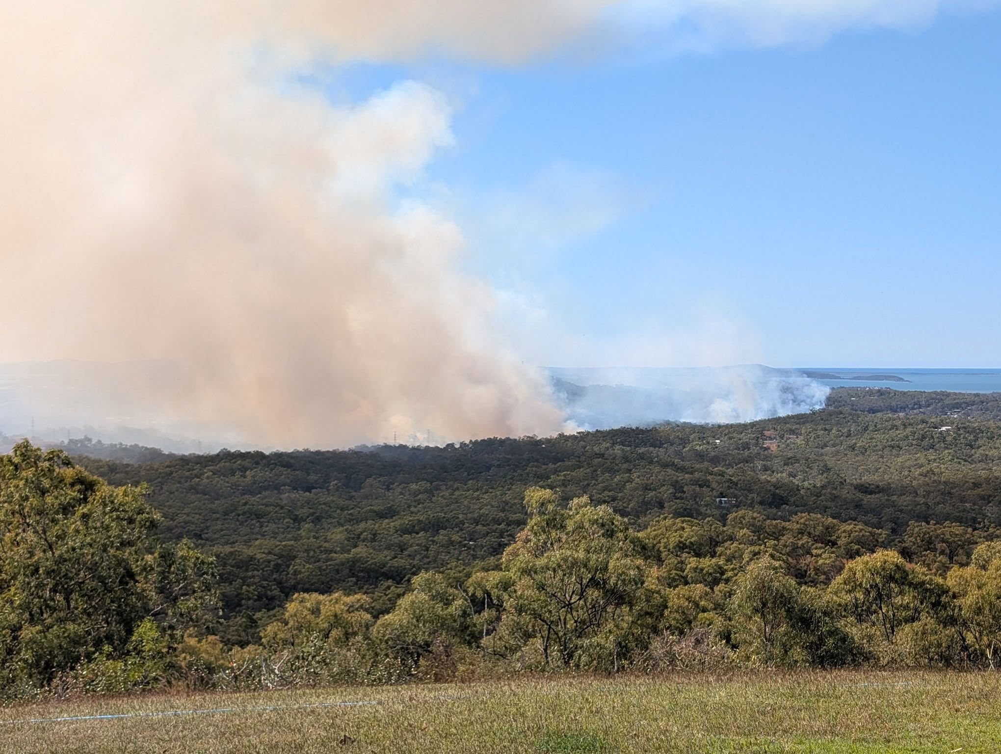 Warning issued for 'dangerous, fast-moving' fire burning near Gladstone