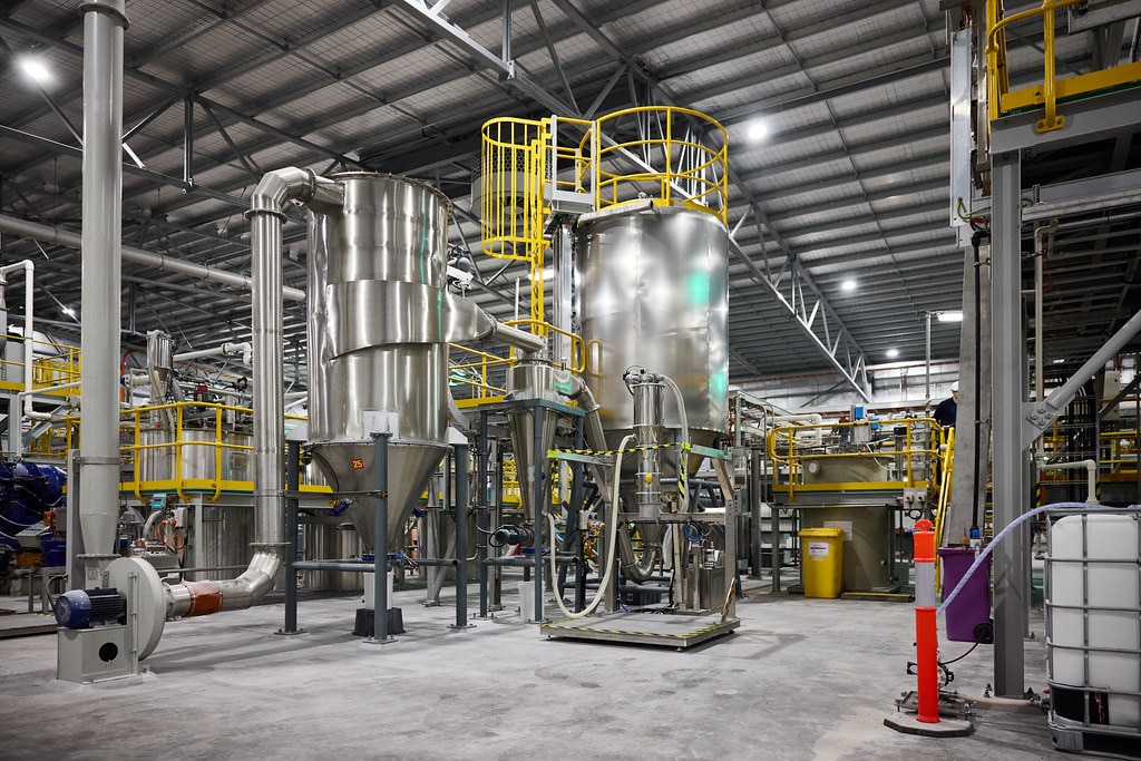 Una nave industrial con instalaciones de producción.