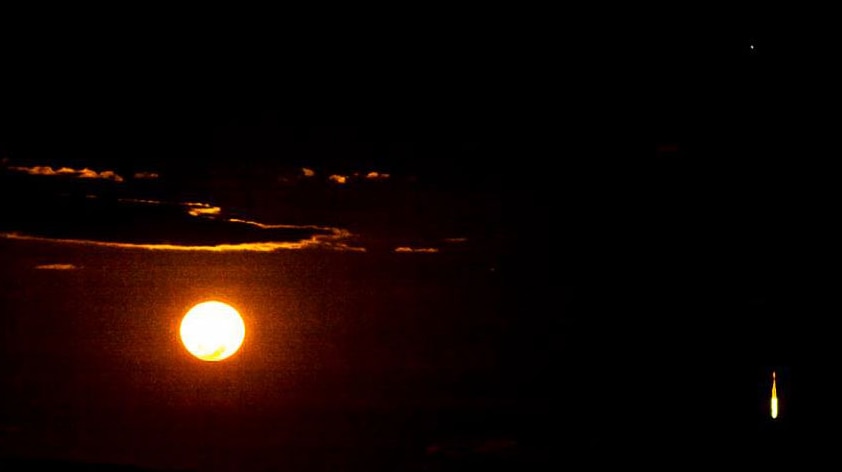 Flaming object falling from the sky seen from Mount Isa in north-west Qld