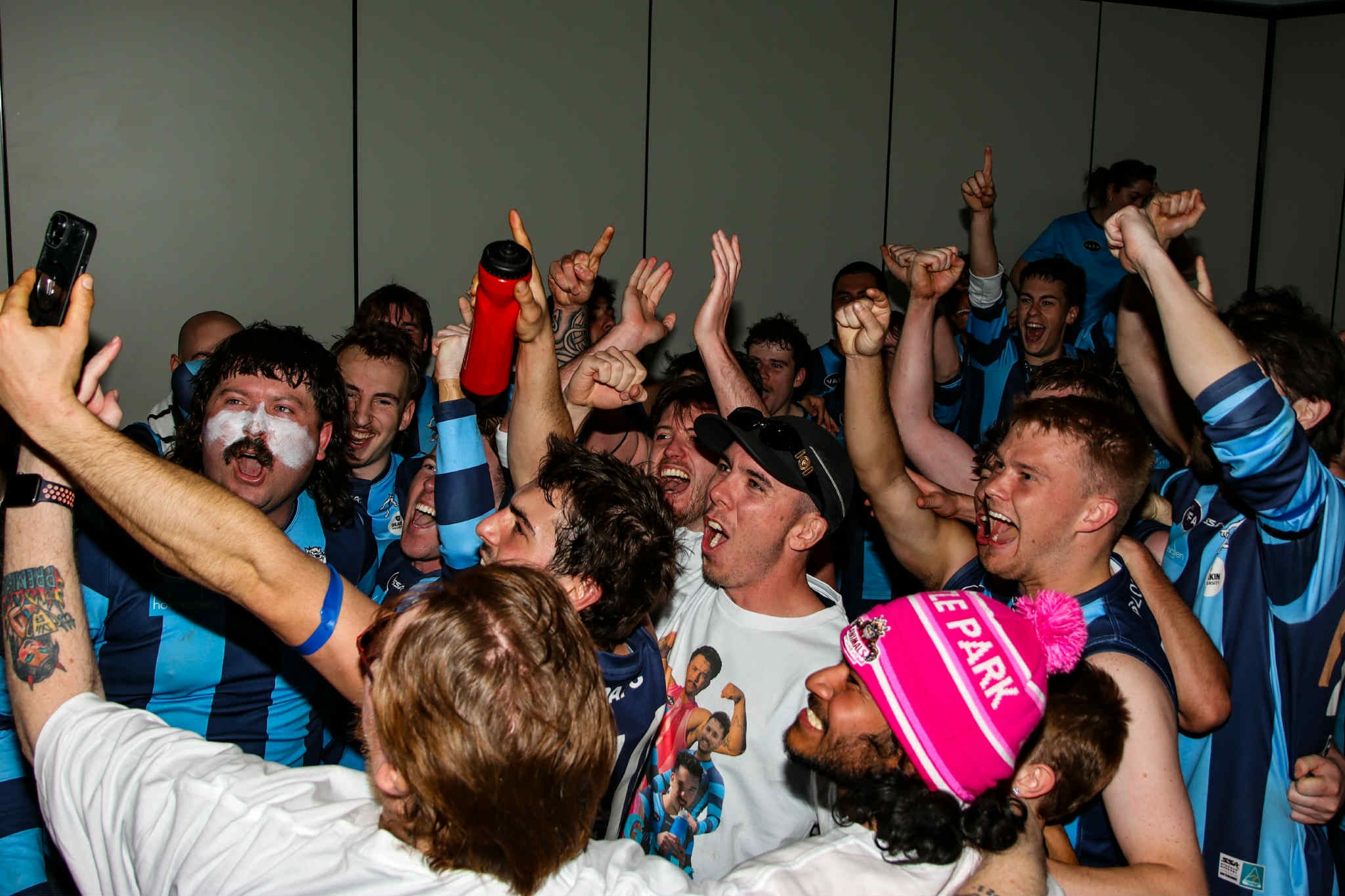 Um grupo de jogadores da AFL comemorando