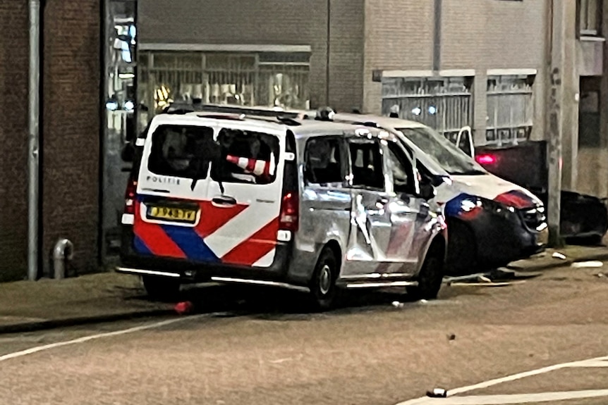 Dos coches de policía aparcados cerca de una acera en Rotterdam.