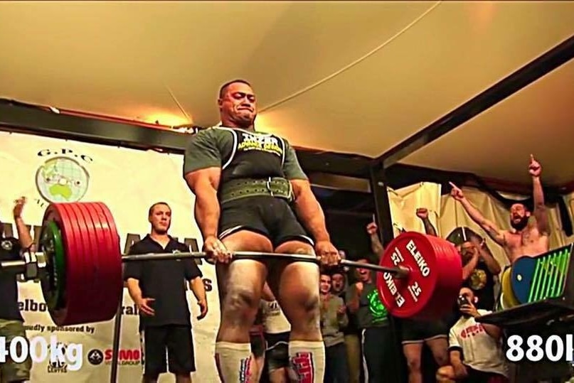 Odell Manuel lifting 400 kilograms in powerlifting competition.