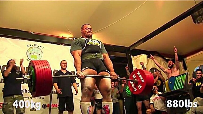 Odell Manuel lifting 400 kilograms in powerlifting competition.
