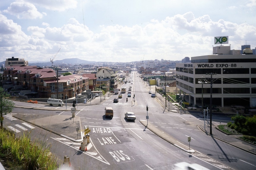 A 1986 photo of South Brisbane's Grey Street, showing old houses and buildings