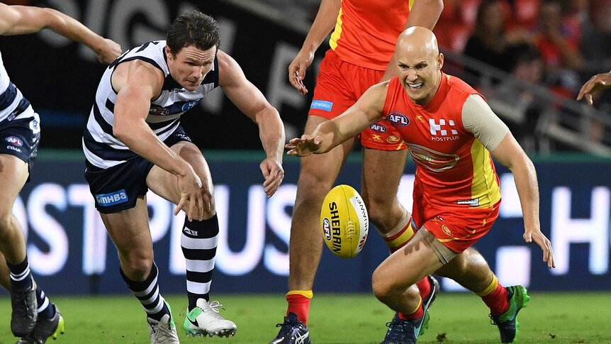 Patrick Dangerfield and Gary Ablett zero in on the ball