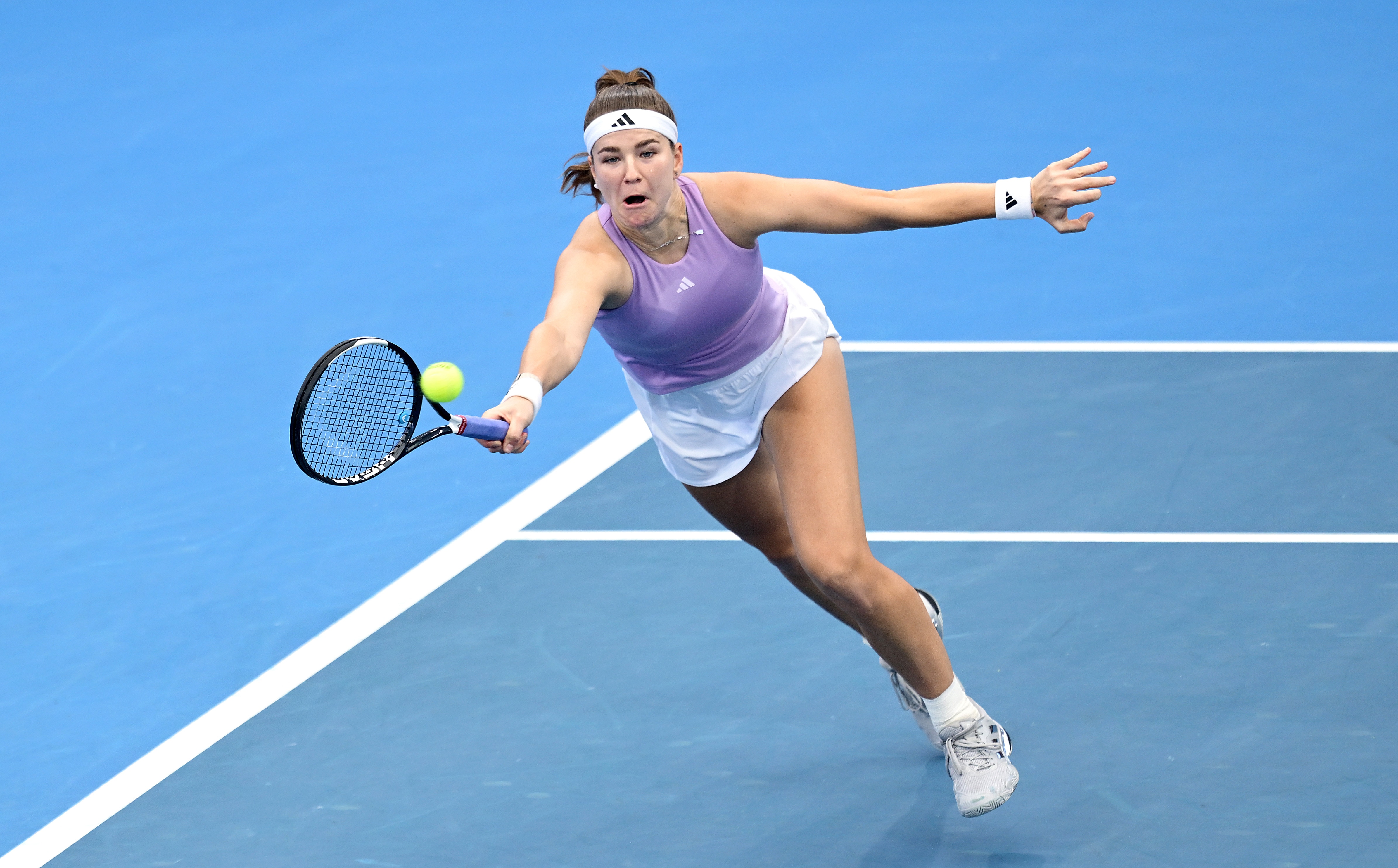 Karolina Muchova alcança a bola