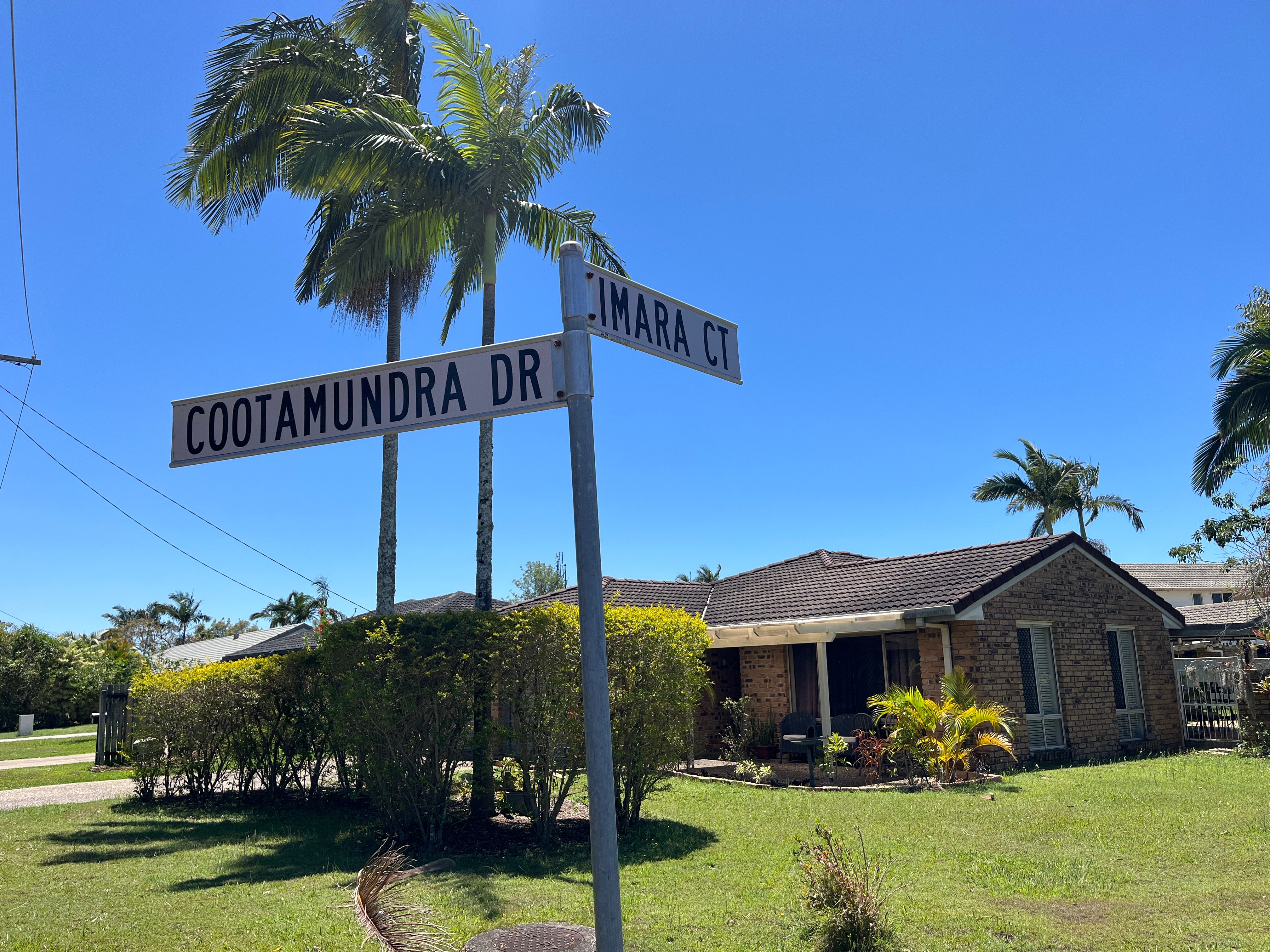 Señales de la calle día soleado