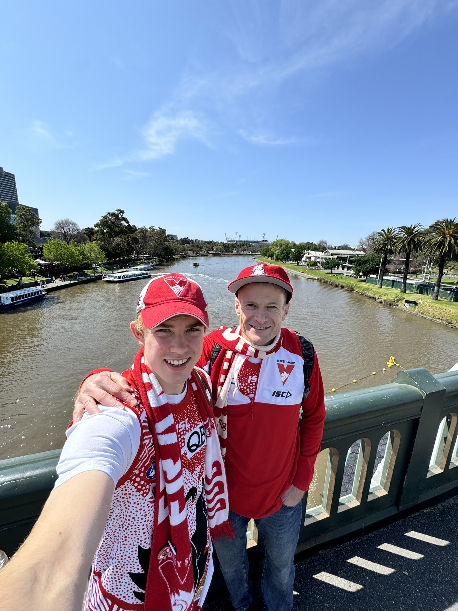 El profesor Richard Scolyer se toma una selfie con su hijo Matt con un gorro, una camiseta y una bufanda de los Sydney Swans.