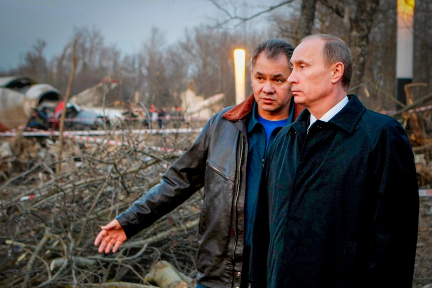 Putin and Shoigu talking at a plane crash site 