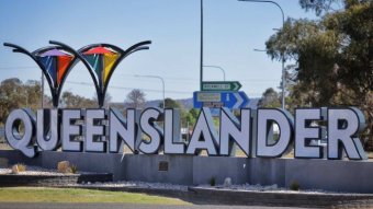El cartel de Queenslander en la ciudad fronteriza de NSW-Queensland de Wallangarra en Queensland el 8 de octubre de 2020.