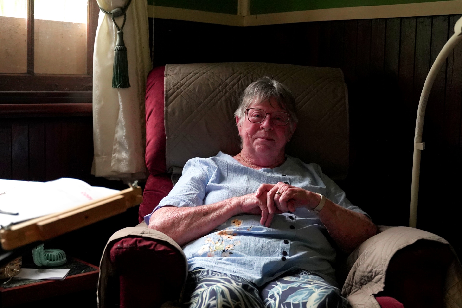 Mary Williams se relaja en su sala de estar.