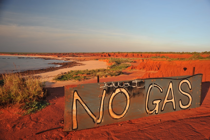 A 'no gas' placard placed on a fence