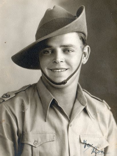 Черно-бяла снимка на млад мъж, облечен в австралийска военна униформа.