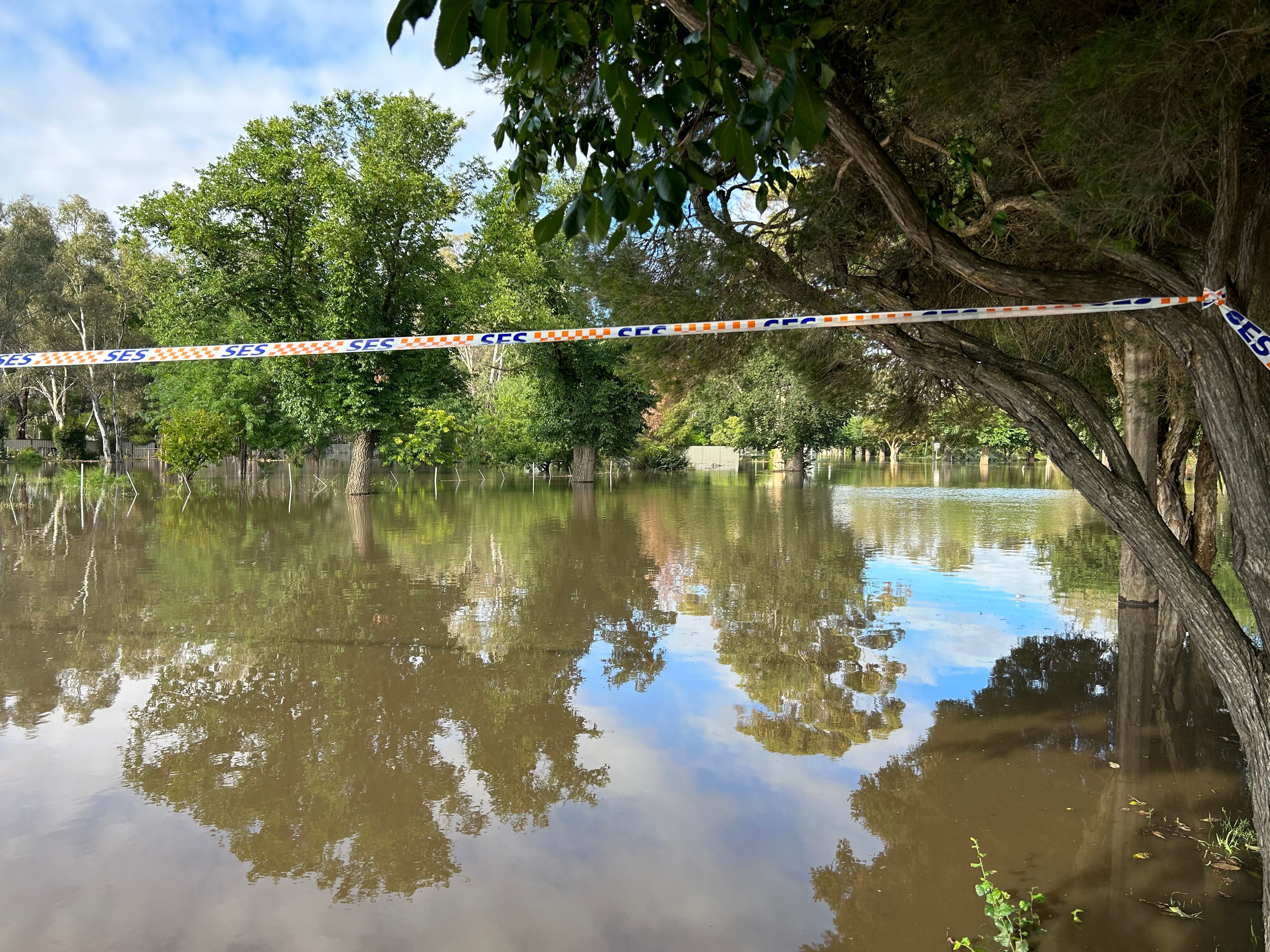 Flood waters peak in Victorian flooding emergency - ABC listen