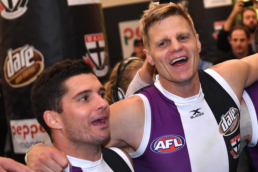 Leigh Montagna and Nick Riewoldt of the Saints sing the club song.