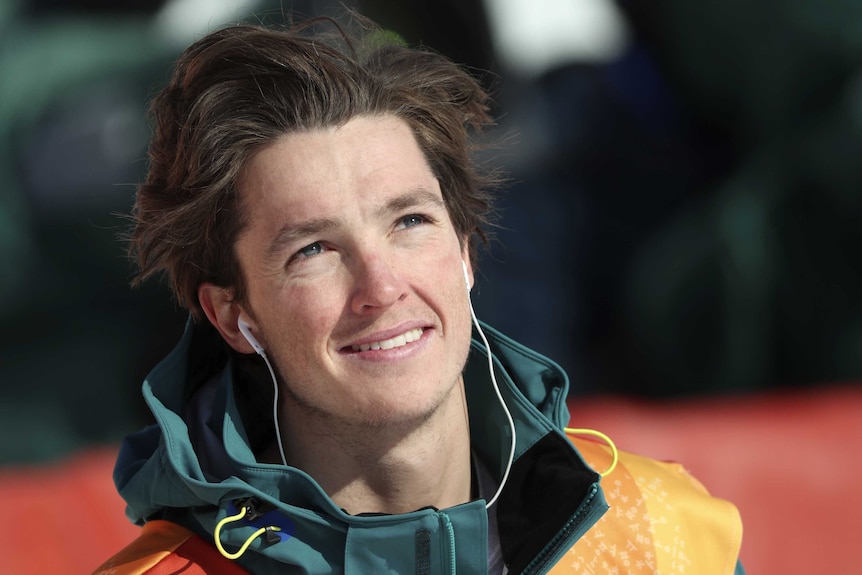 Scotty James lève les yeux vers le tableau de bord alors qu'il attend son score dans la qualification de demi-lune aux Jeux olympiques d'hiver.